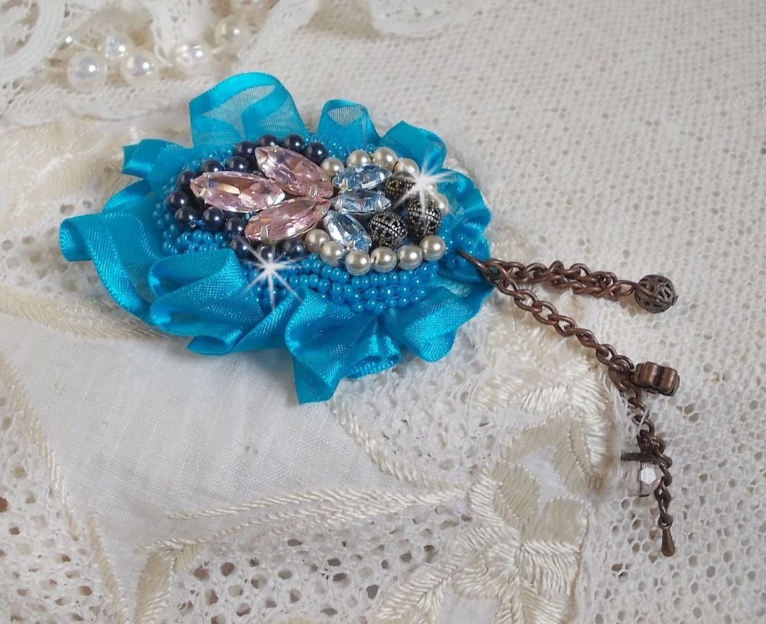 Belle Epoque Haute-Couture brosje er brodert med Swarovski-krystaller, runde perler, charms, bånd og frø perler