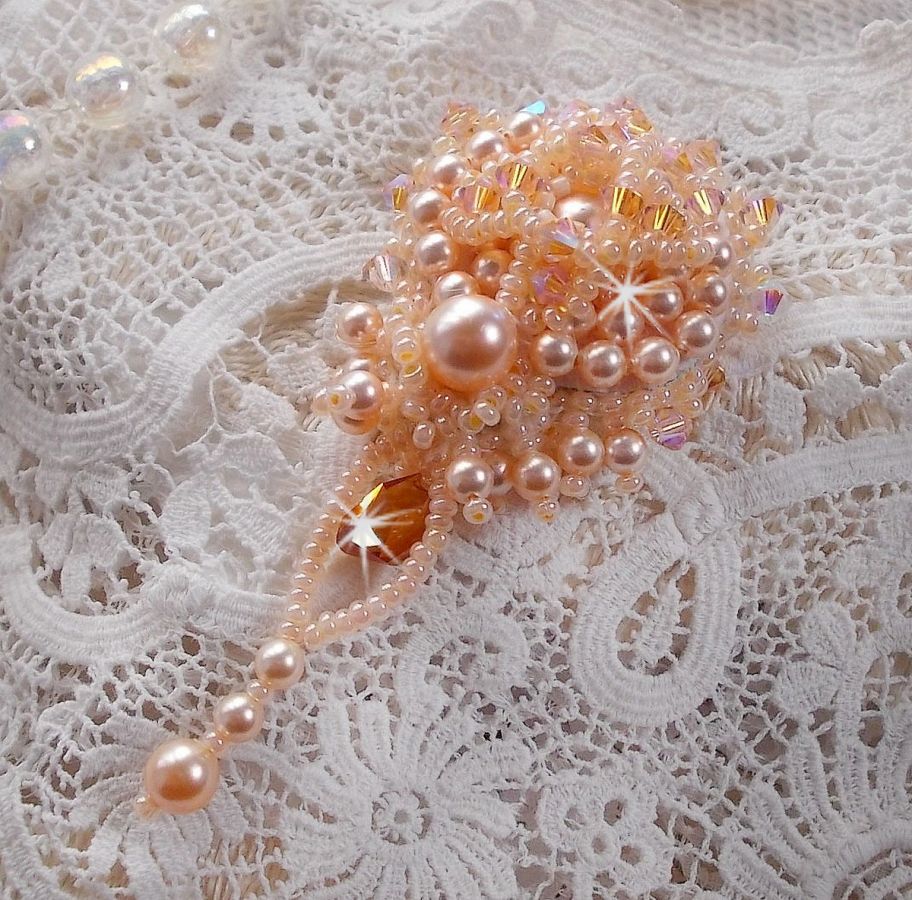 Idylle Beauty brosje brodert med Swarovski-krystaller, runde perler og frøperler