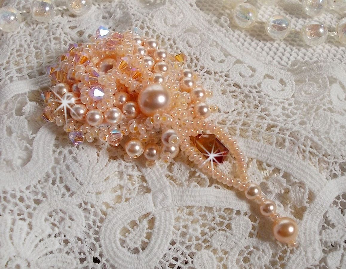 Idylle Beauty brosje brodert med Swarovski-krystaller, runde perler og frøperler