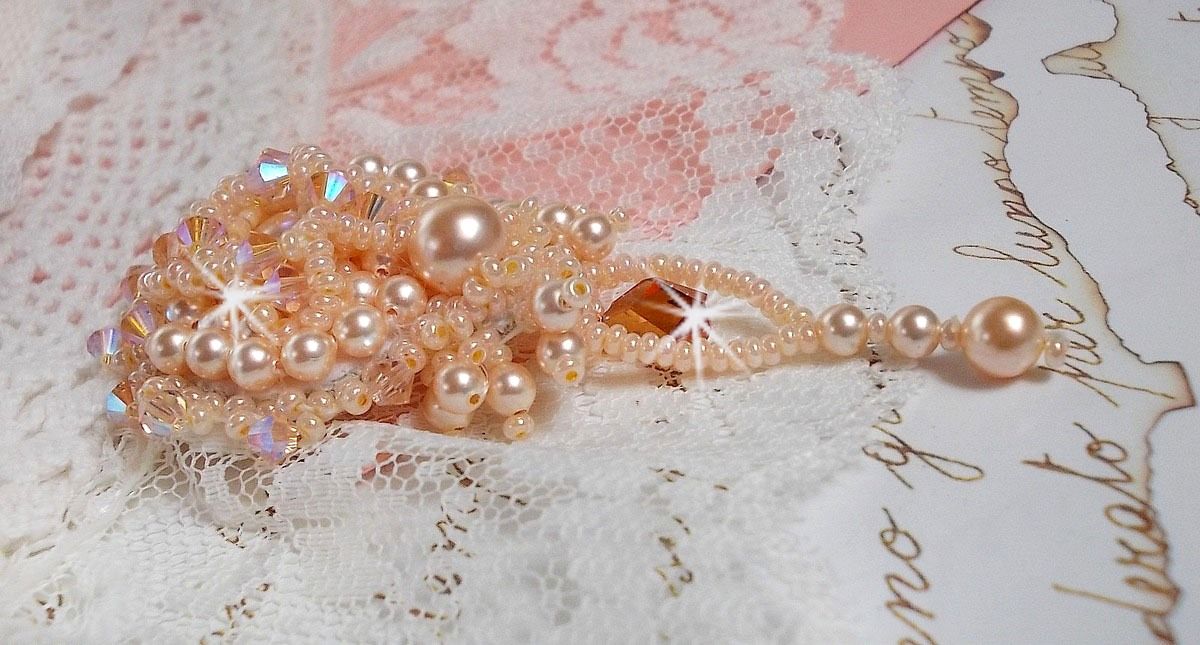 Idylle Beauty brosje brodert med Swarovski-krystaller, runde perler og frøperler