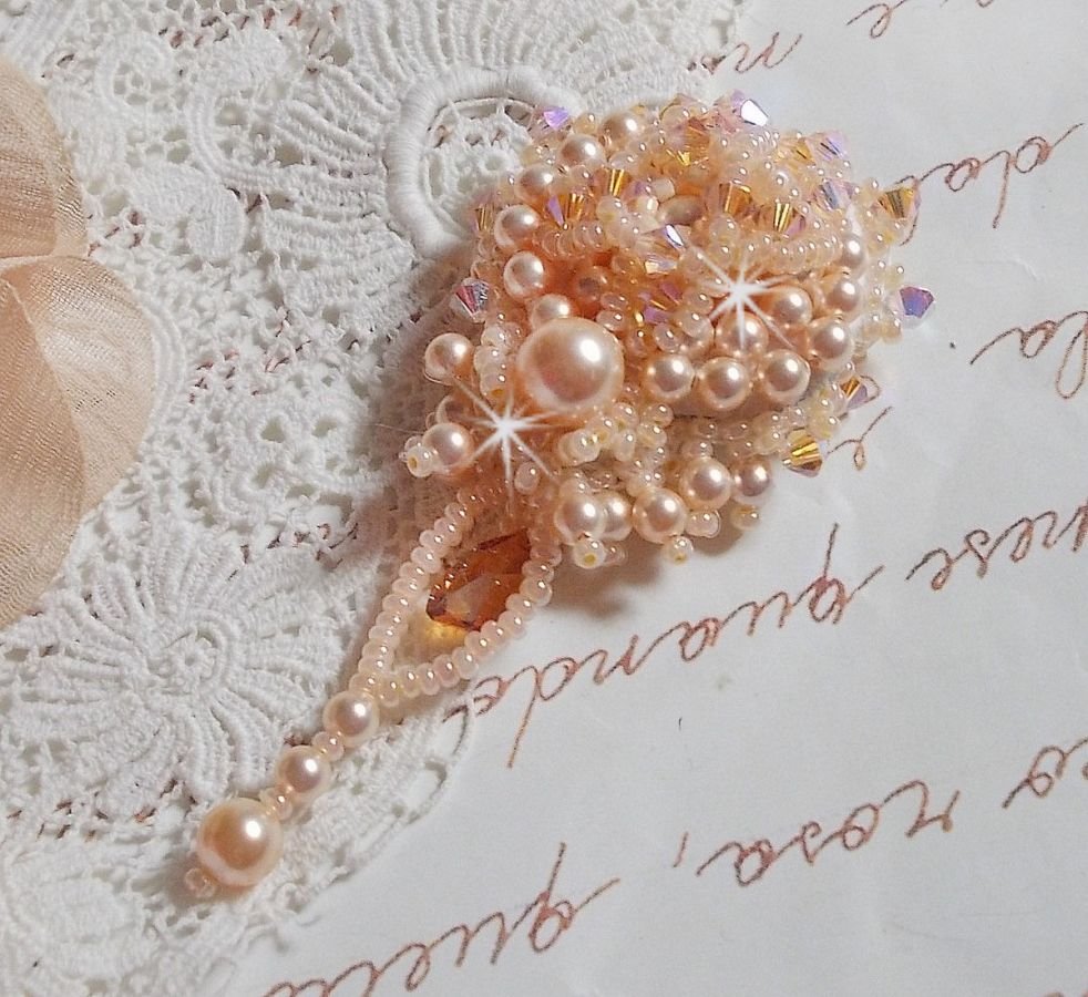 Idylle Beauty brosje brodert med Swarovski-krystaller, runde perler og frøperler