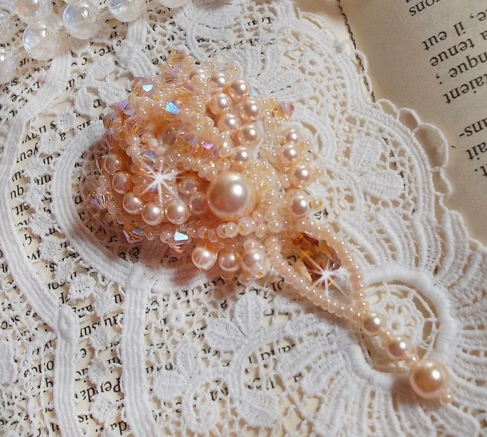 Idylle Beauty brosje brodert med Swarovski-krystaller, runde perler og frøperler