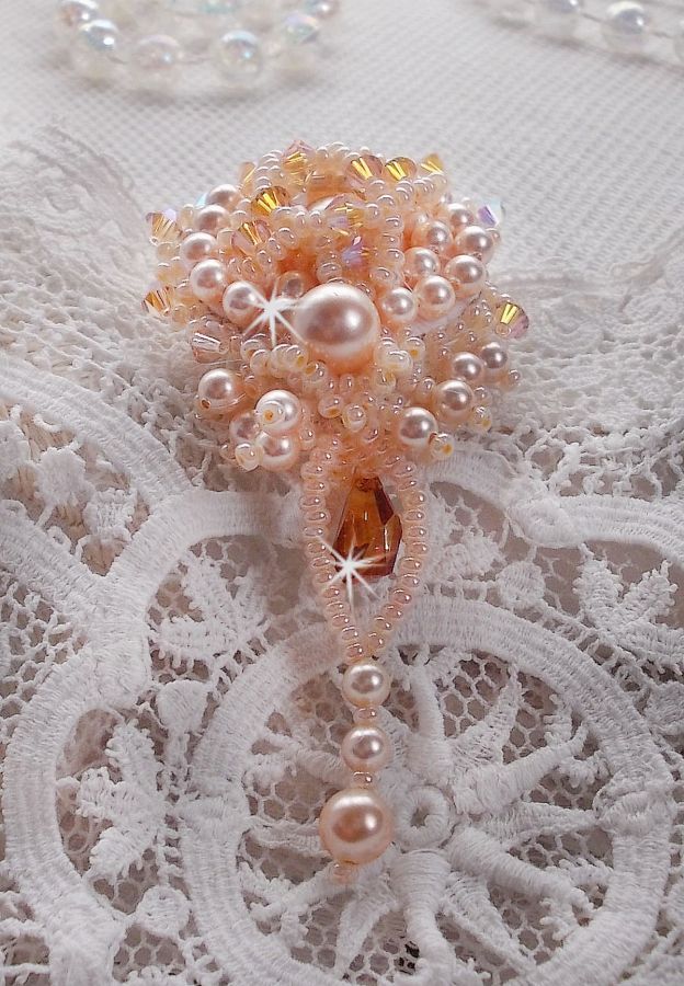 Idylle Beauty brosje brodert med Swarovski-krystaller, runde perler og frøperler
