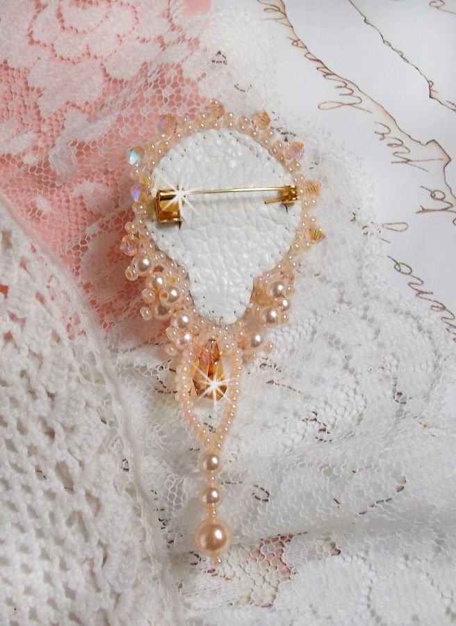 Idylle Beauty brosje brodert med Swarovski-krystaller, runde perler og frøperler