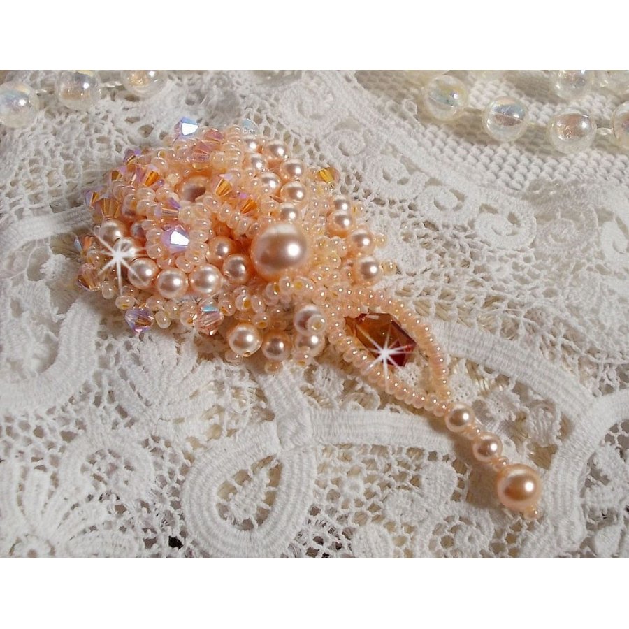 Idylle Beauty brosje brodert med Swarovski-krystaller, runde perler og frøperler