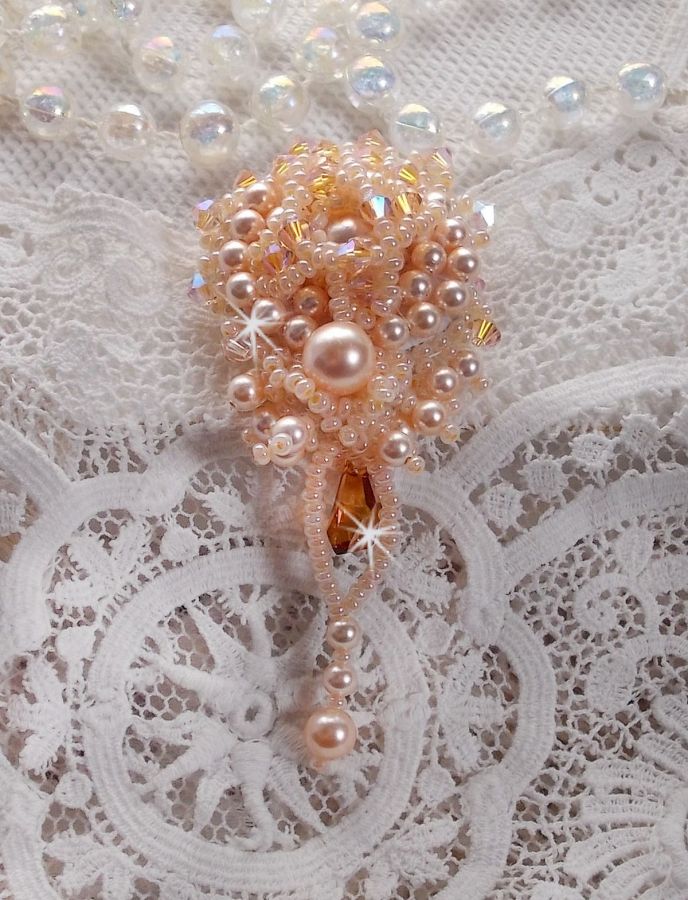 Idylle Beauty brosje brodert med Swarovski-krystaller, runde perler og frøperler