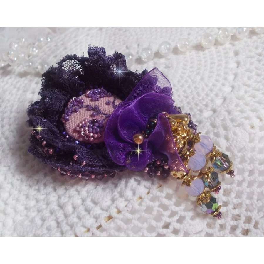 Romantisk dame brosje brodert med lilla blonder fra 1950-tallet, krystaller, frøperler og glassperler