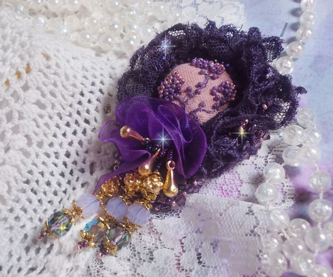 Romantisk dame brosje brodert med lilla blonder fra 1950-tallet, krystaller, frøperler og glassperler