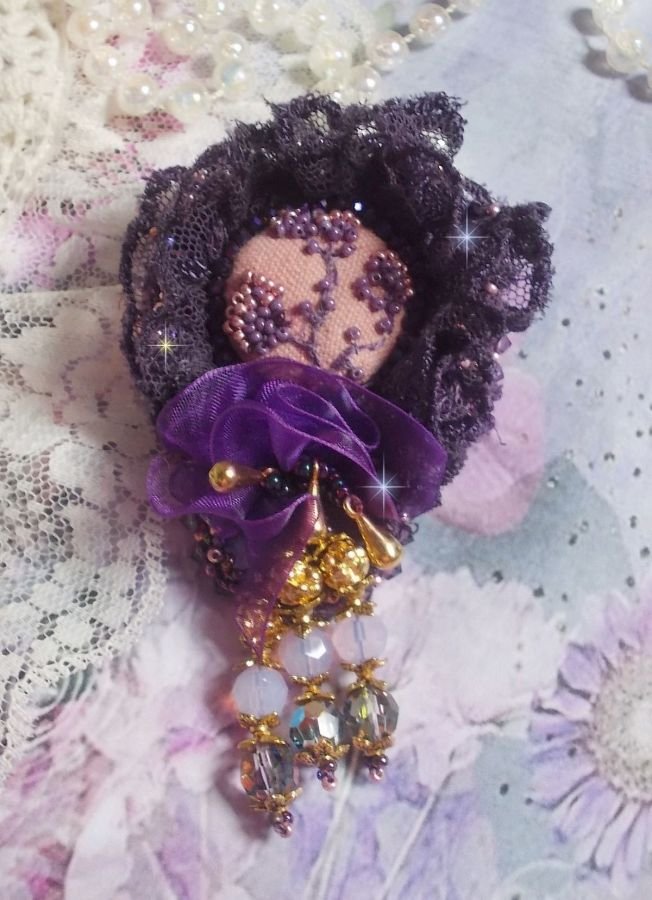 Romantisk dame brosje brodert med lilla blonder fra 1950-tallet, krystaller, frøperler og glassperler