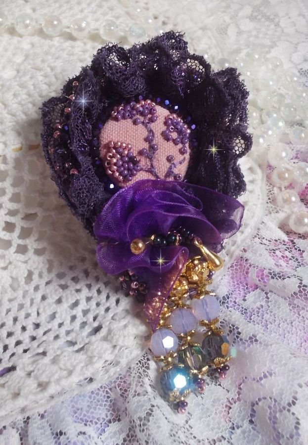 Romantisk dame brosje brodert med lilla blonder fra 1950-tallet, krystaller, frøperler og glassperler