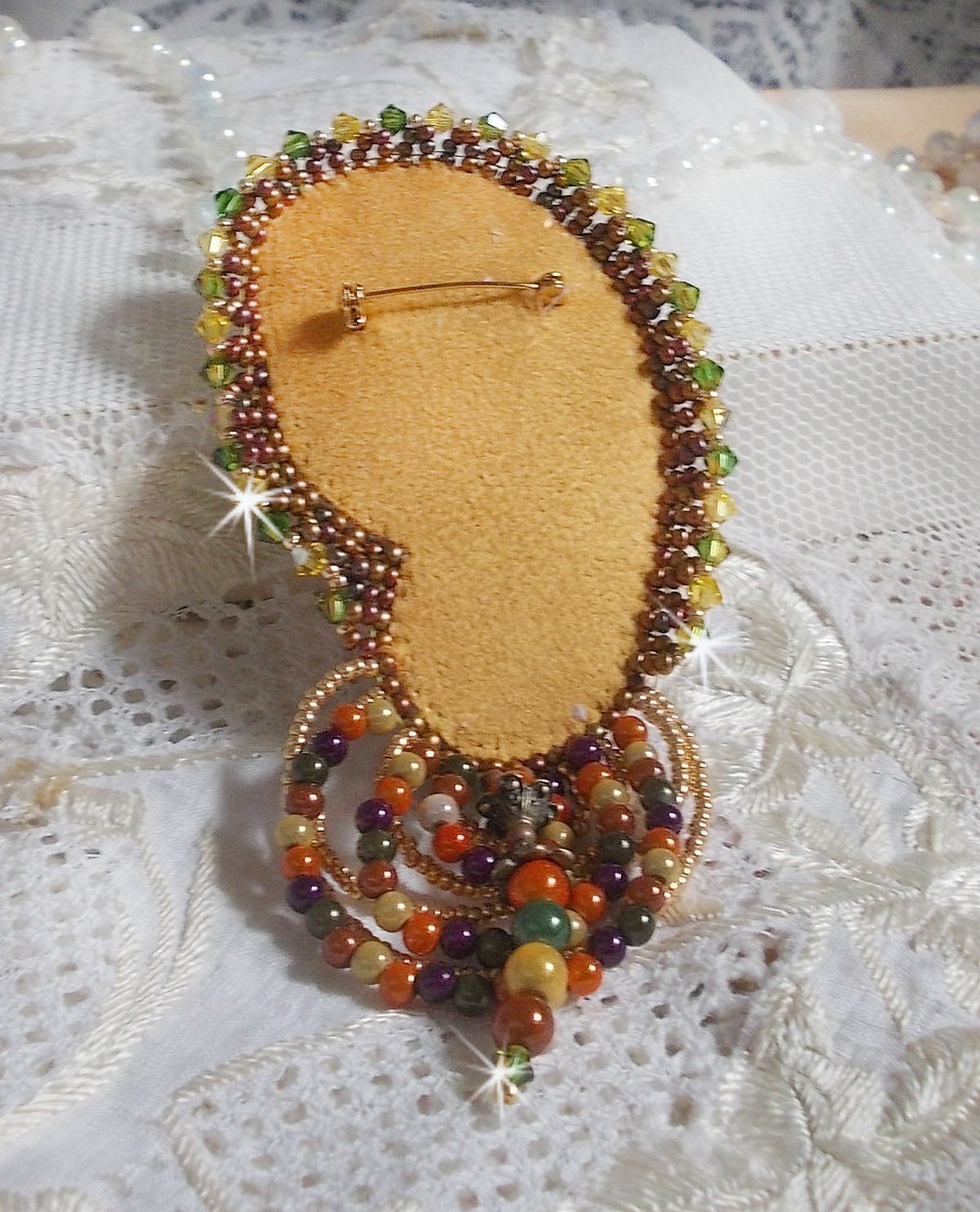 Venetiansk månebrosje brodert med silkebånd, magiske perler og Swarovski-krystaller