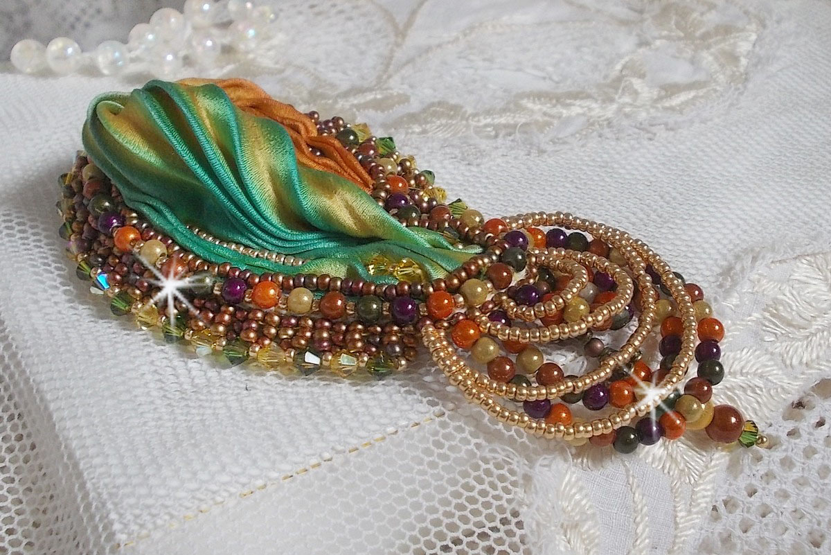 Venetiansk månebrosje brodert med silkebånd, magiske perler og Swarovski-krystaller