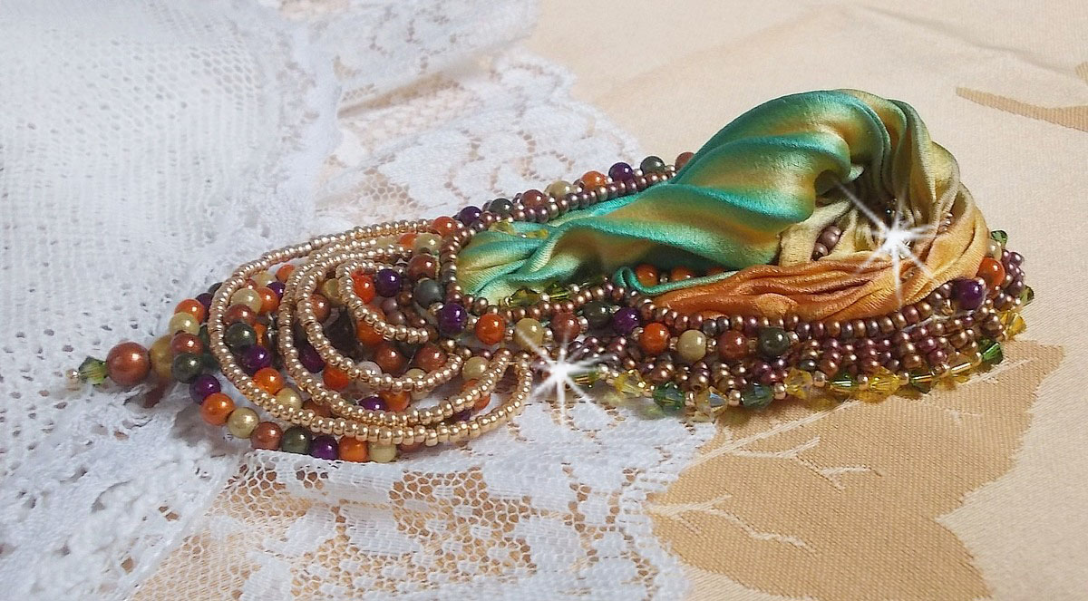 Venetiansk månebrosje brodert med silkebånd, magiske perler og Swarovski-krystaller