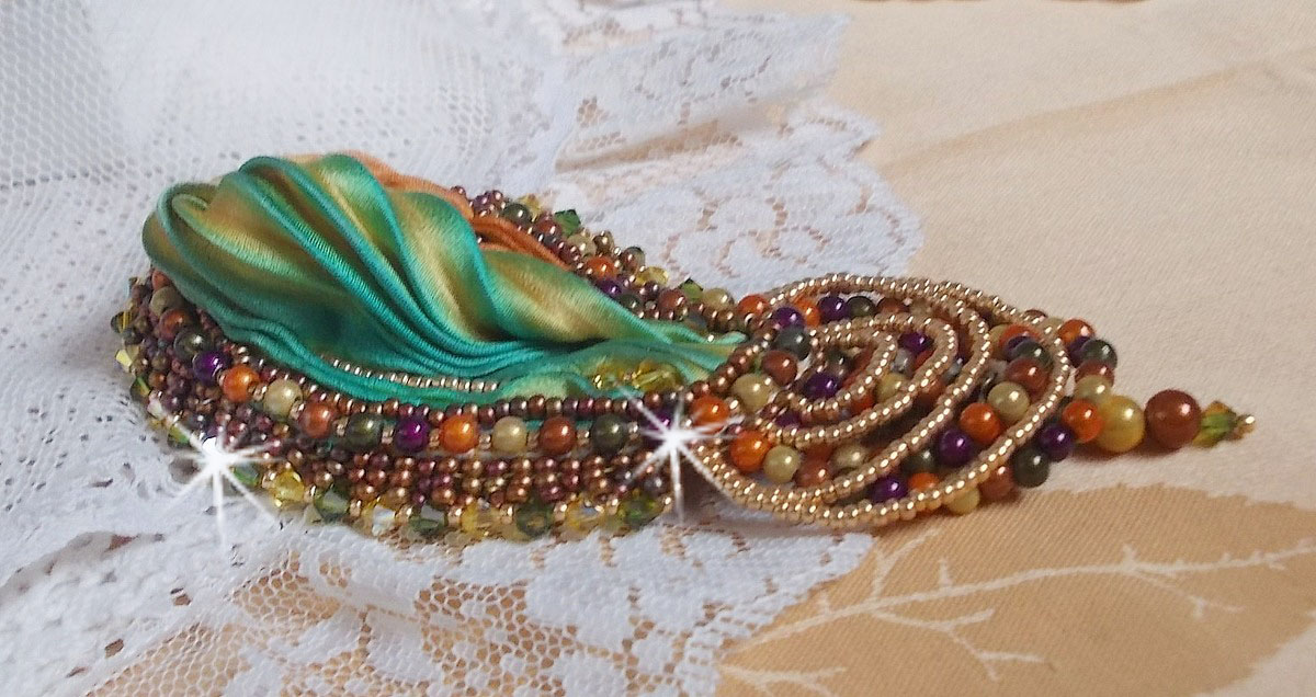 Venetiansk månebrosje brodert med silkebånd, magiske perler og Swarovski-krystaller