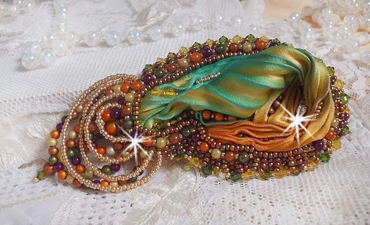 Venetiansk månebrosje brodert med silkebånd, magiske perler og Swarovski-krystaller