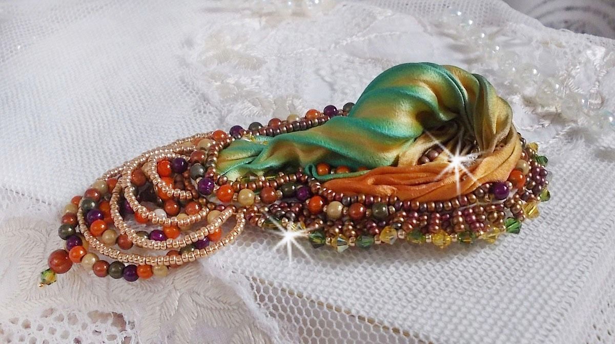 Venetiansk månebrosje brodert med silkebånd, magiske perler og Swarovski-krystaller