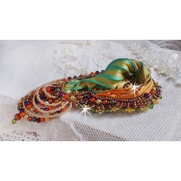 Venetiansk månebrosje brodert med silkebånd, magiske perler og Swarovski-krystaller