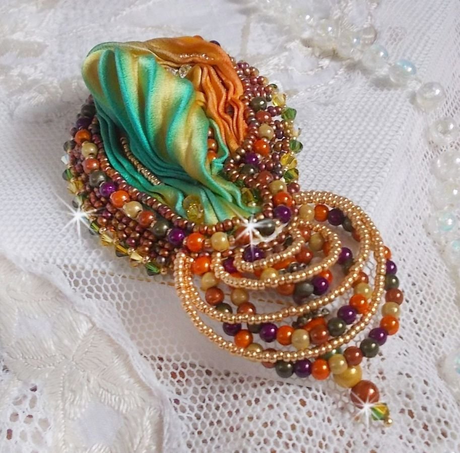 Venetiansk månebrosje brodert med silkebånd, magiske perler og Swarovski-krystaller