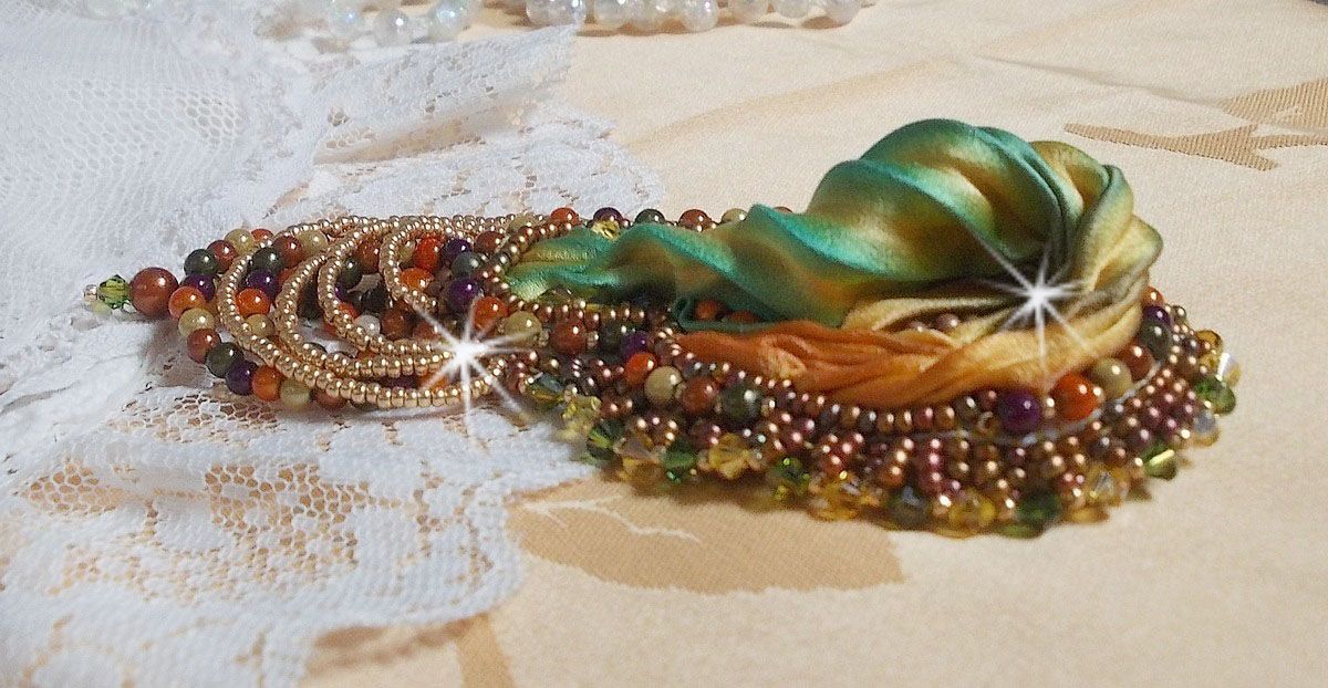 Venetiansk månebrosje brodert med silkebånd, magiske perler og Swarovski-krystaller