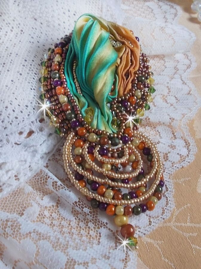 Venetiansk månebrosje brodert med silkebånd, magiske perler og Swarovski-krystaller