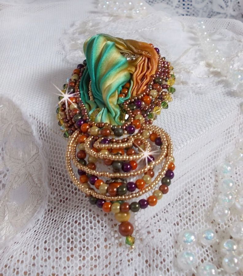 Venetiansk månebrosje brodert med silkebånd, magiske perler og Swarovski-krystaller