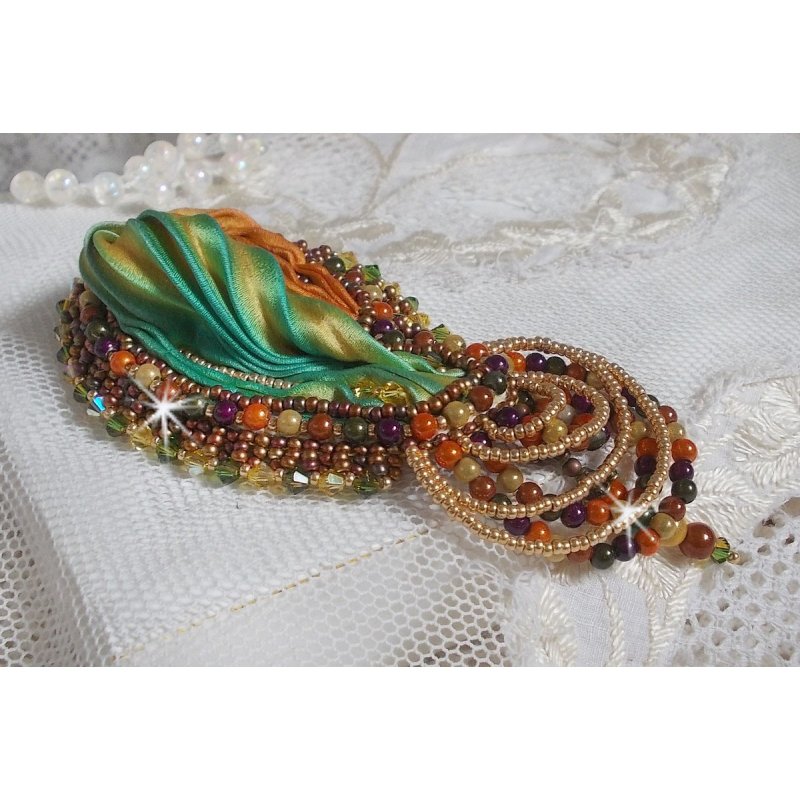 Venetiansk månebrosje brodert med silkebånd, magiske perler og Swarovski-krystaller