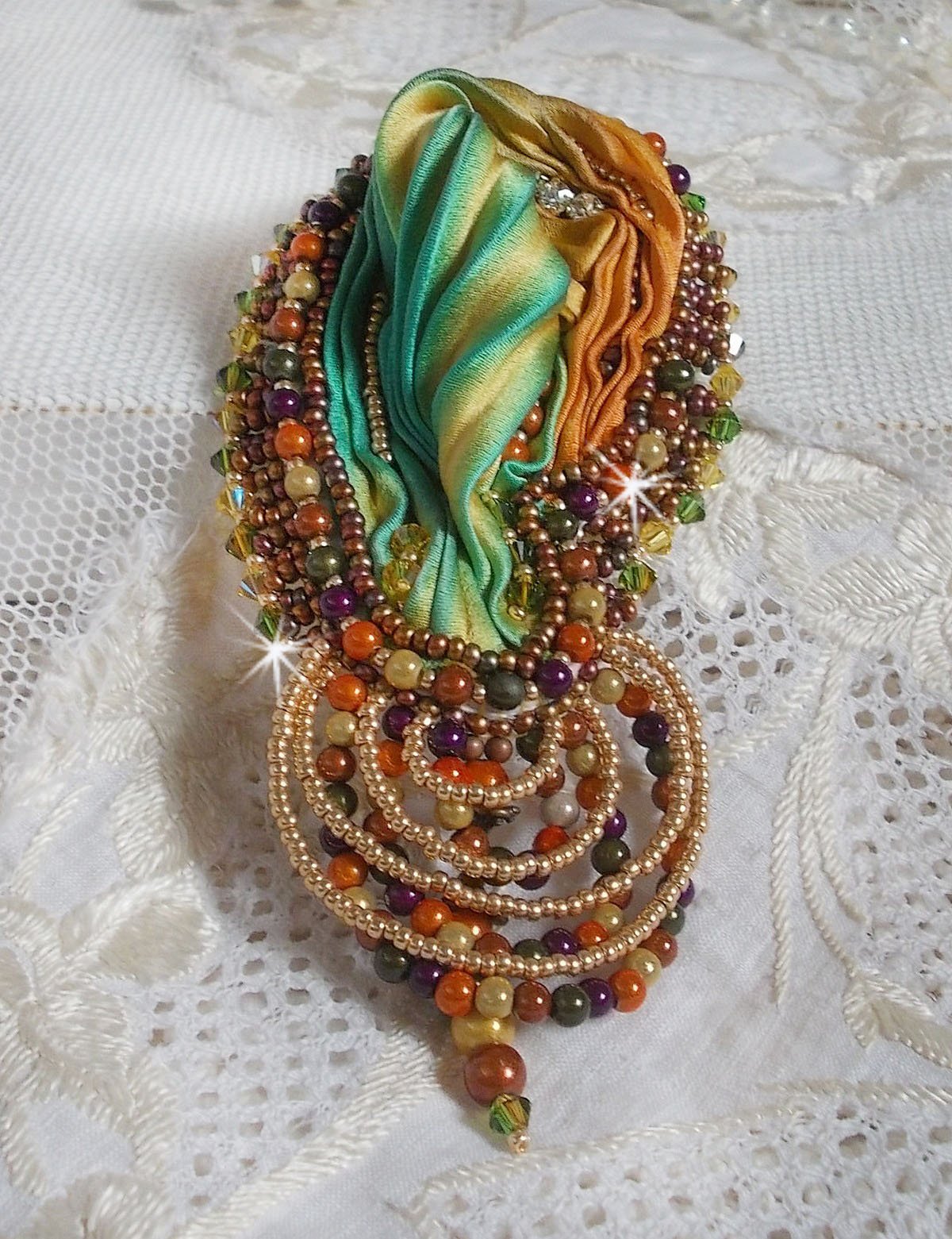 Venetiansk månebrosje brodert med silkebånd, magiske perler og Swarovski-krystaller