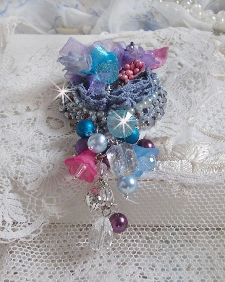 Mademoisellle Bluse Haute-couture brosje brodert med Swarovski krystaller, perler, Lucite blomster og vakre frø perler