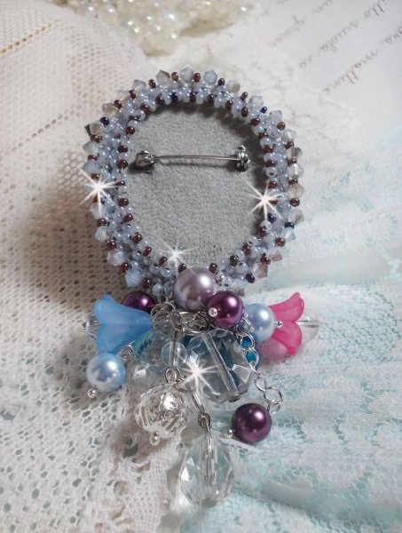 Mademoisellle Bluse Haute-couture brosje brodert med Swarovski krystaller, perler, Lucite blomster og vakre fr&oslash; perler