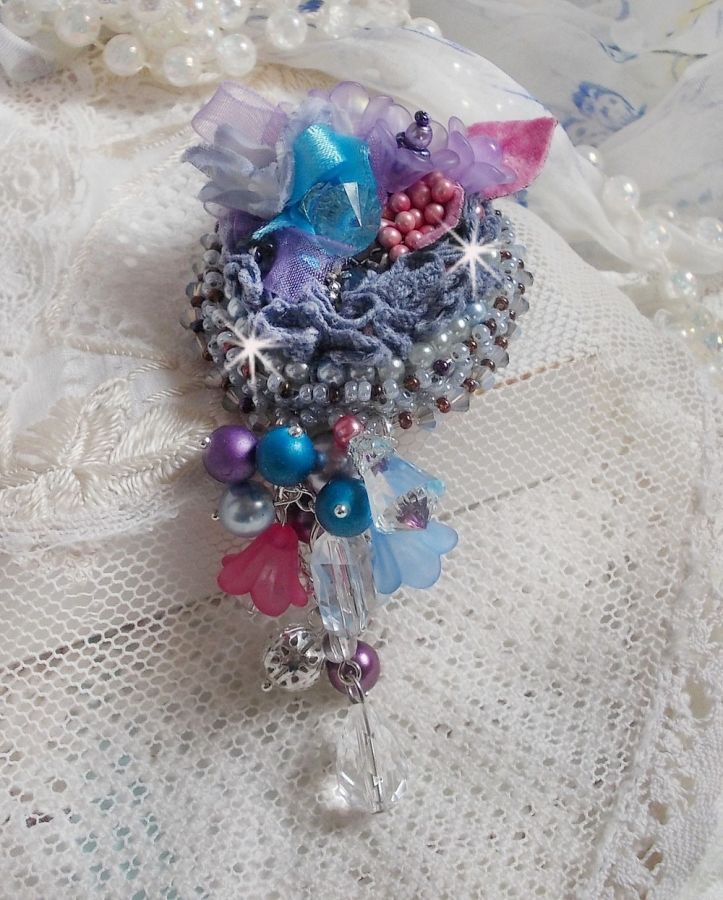 Mademoisellle Bluse Haute-couture brosje brodert med Swarovski krystaller, perler, Lucite blomster og vakre frø perler