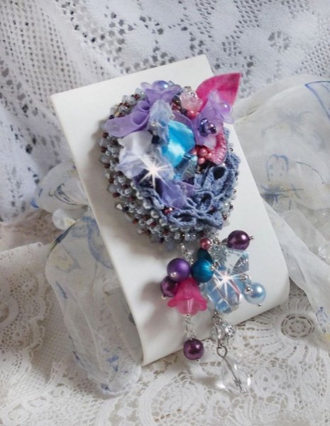 Mademoisellle Bluse Haute-couture brosje brodert med Swarovski krystaller, perler, Lucite blomster og vakre fr&oslash; perler