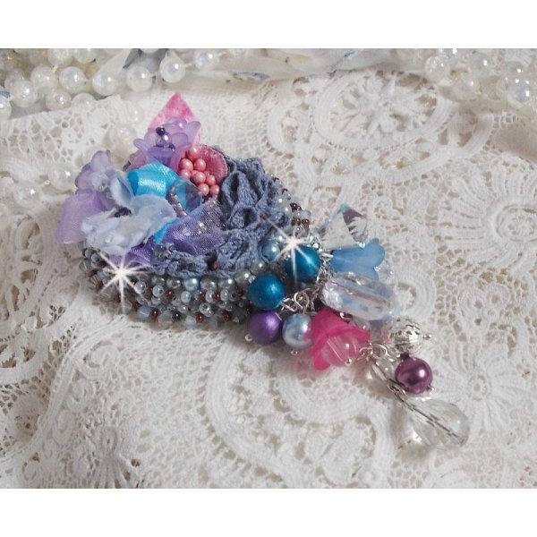 Mademoisellle Bluse Haute-couture brosje brodert med Swarovski krystaller, perler, Lucite blomster og vakre fr&oslash; perler