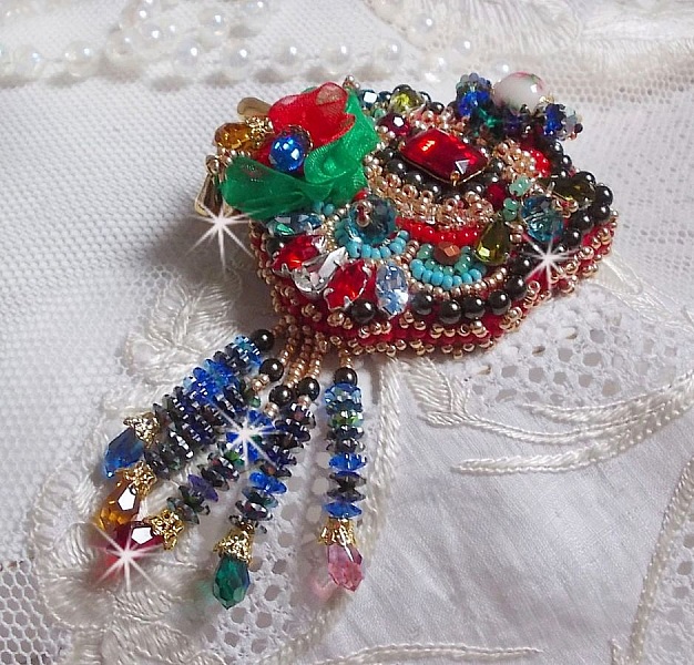 Broche Mia Haute-Couture brod&eacute;e avec des Cristaux de Swarovski, un cabochon vintage des ann&eacute;es 1960, des fleurs Lucite, des perles rondes nacr&eacute;es et des rocailles, 