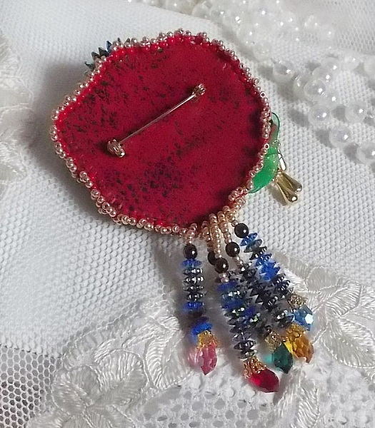 Broche Mia Haute-Couture brod&eacute;e avec des Cristaux de Swarovski, un cabochon vintage des ann&eacute;es 1960, des fleurs Lucite, des perles rondes nacr&eacute;es et des rocailles, 