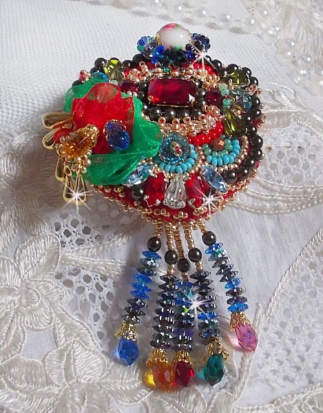 Broche Mia Haute-Couture brod&eacute;e avec des Cristaux de Swarovski, un cabochon vintage des ann&eacute;es 1960, des fleurs Lucite, des perles rondes nacr&eacute;es et des rocailles, 
