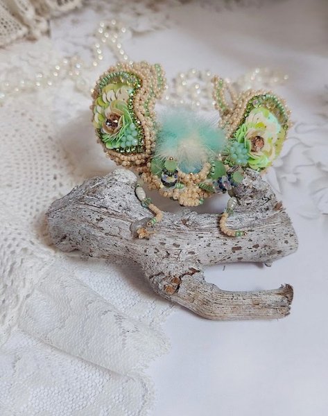 Broche Mouchon Terra Caramel brod&eacute; avec perles verres, sequins, dentelle et perles cristal Swarovski.