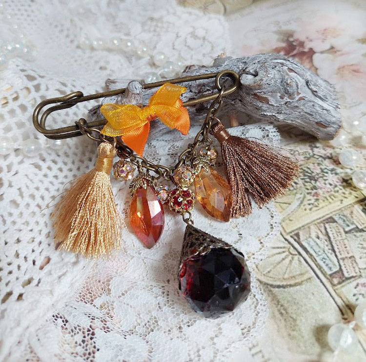 Broche M&eacute;line des Bois &eacute;pingle cr&eacute;&eacute;e avec rondes strass, pompons, gouttes verre, cha&icirc;ne et boule de boh&egrave;me en verre