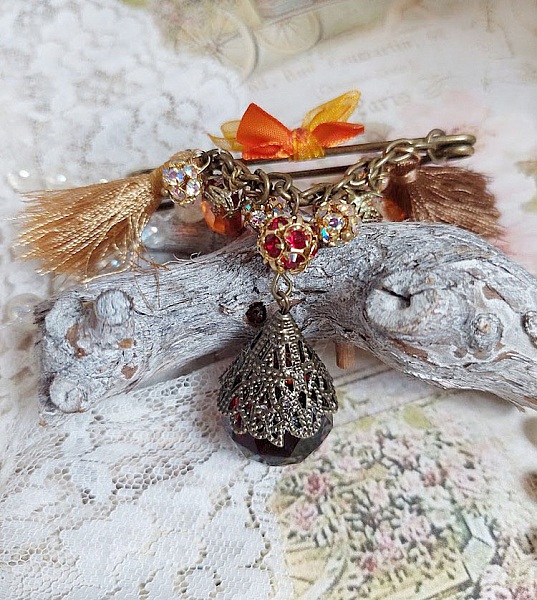 Broche M&eacute;line des Bois &eacute;pingle cr&eacute;&eacute;e avec rondes strass, pompons, gouttes verre, cha&icirc;ne et boule de boh&egrave;me en verre