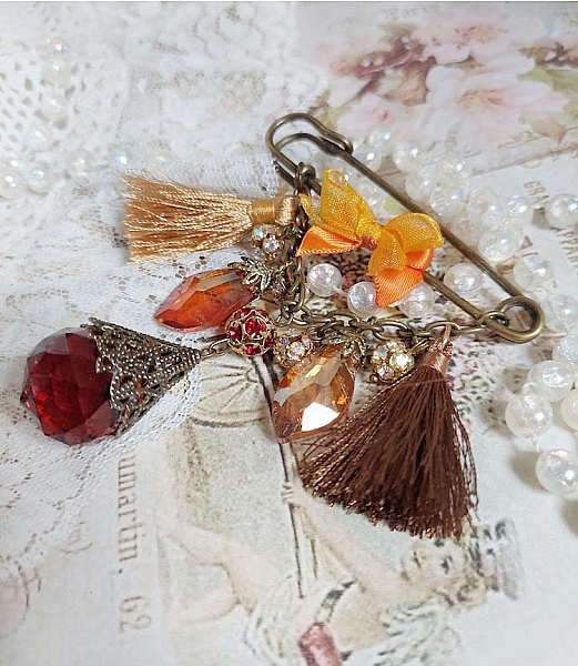 Broche M&eacute;line des Bois &eacute;pingle cr&eacute;&eacute;e avec rondes strass, pompons, gouttes verre, cha&icirc;ne et boule de boh&egrave;me en verre