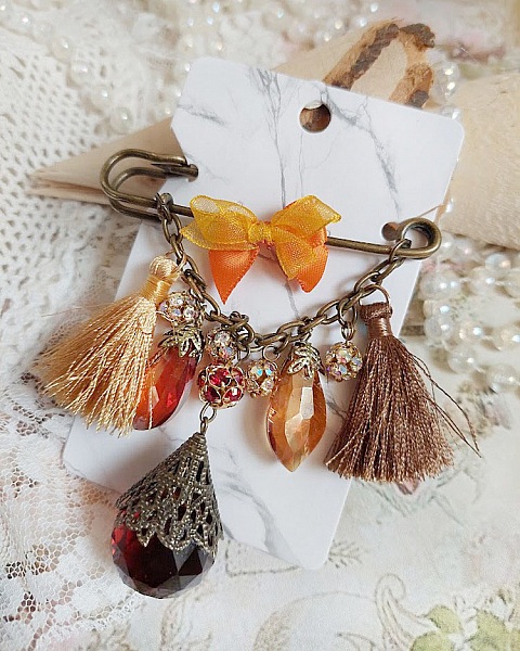 Broche M&eacute;line des Bois &eacute;pingle cr&eacute;&eacute;e avec rondes strass, pompons, gouttes verre, cha&icirc;ne et boule de boh&egrave;me en verre