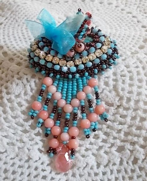 Naiad brosje brodert med edelstenperler (turkis og korall), krystaller, kuskinn og fr&oslash;perler