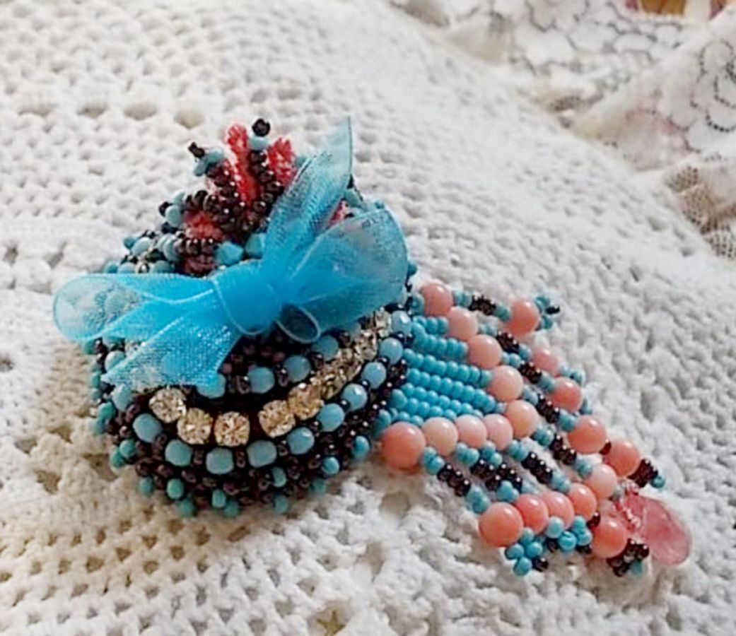 Naiad brosje brodert med edelstenperler (turkis og korall), krystaller, kuskinn og frøperler
