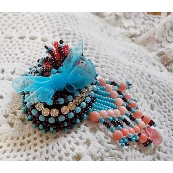 Naiad brosje brodert med edelstenperler (turkis og korall), krystaller, kuskinn og fr&oslash;perler