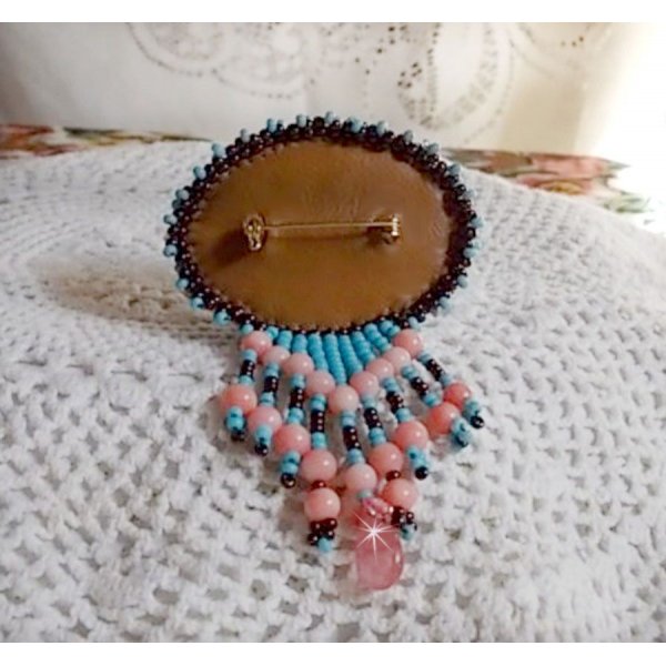 Naiad brosje brodert med edelstenperler (turkis og korall), krystaller, kuskinn og fr&oslash;perler