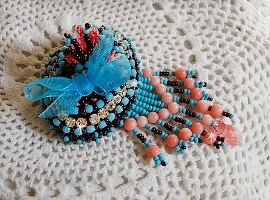 Naiad brosje brodert med edelstenperler (turkis og korall), krystaller, kuskinn og frøperler