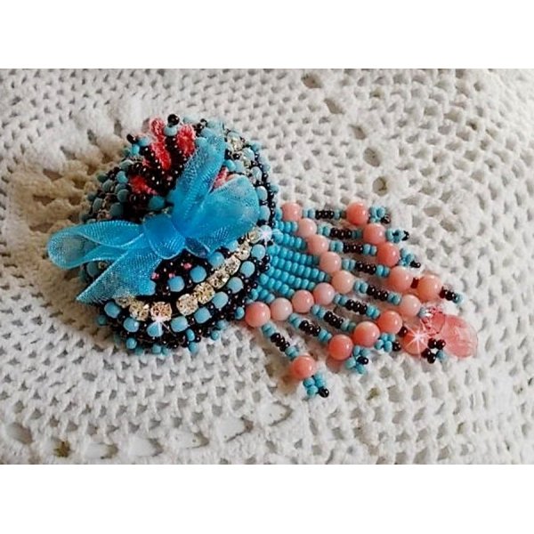 Naiad brosje brodert med edelstenperler (turkis og korall), krystaller, kuskinn og frøperler