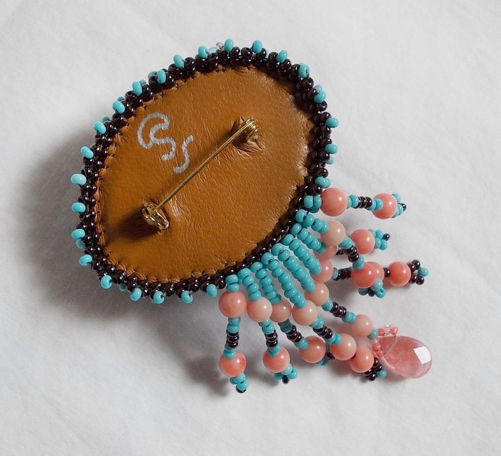 Naiad brosje brodert med edelstenperler (turkis og korall), krystaller, kuskinn og frøperler