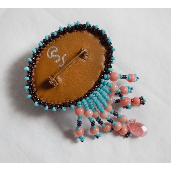 Naiad brosje brodert med edelstenperler (turkis og korall), krystaller, kuskinn og fr&oslash;perler