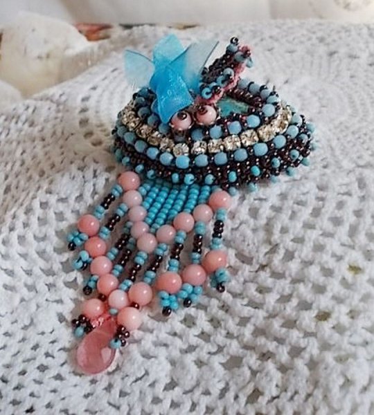 Naiad brosje brodert med edelstenperler (turkis og korall), krystaller, kuskinn og fr&oslash;perler
