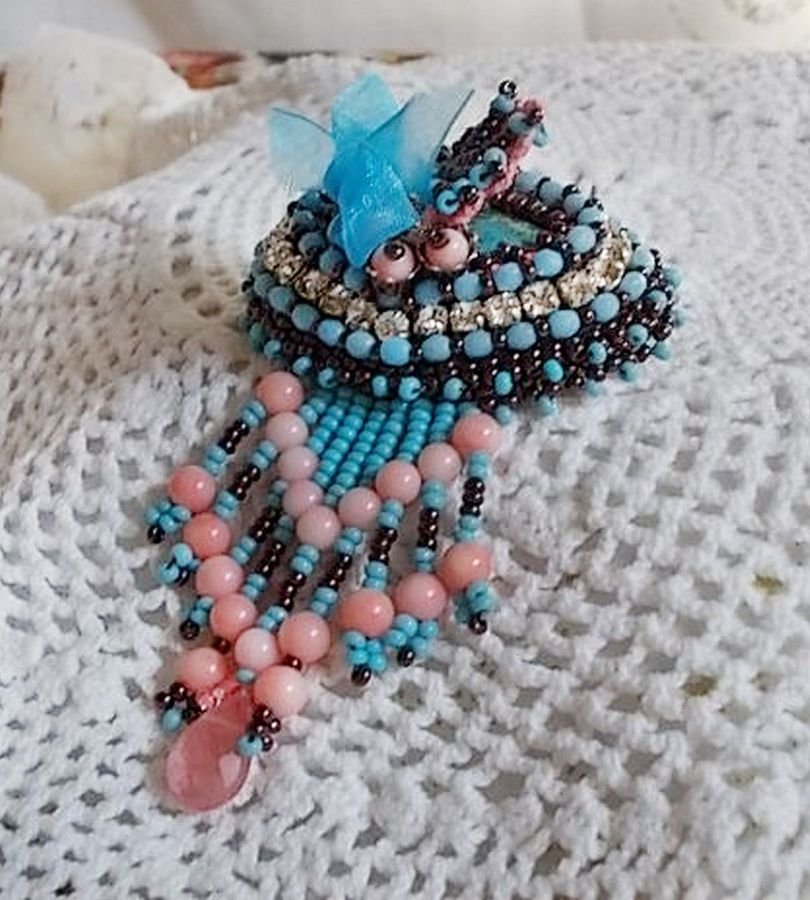 Naiad brosje brodert med edelstenperler (turkis og korall), krystaller, kuskinn og frøperler